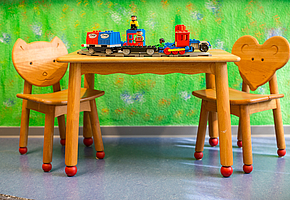 Auf einem Kindertisch steht eine Spieleisenbahn.